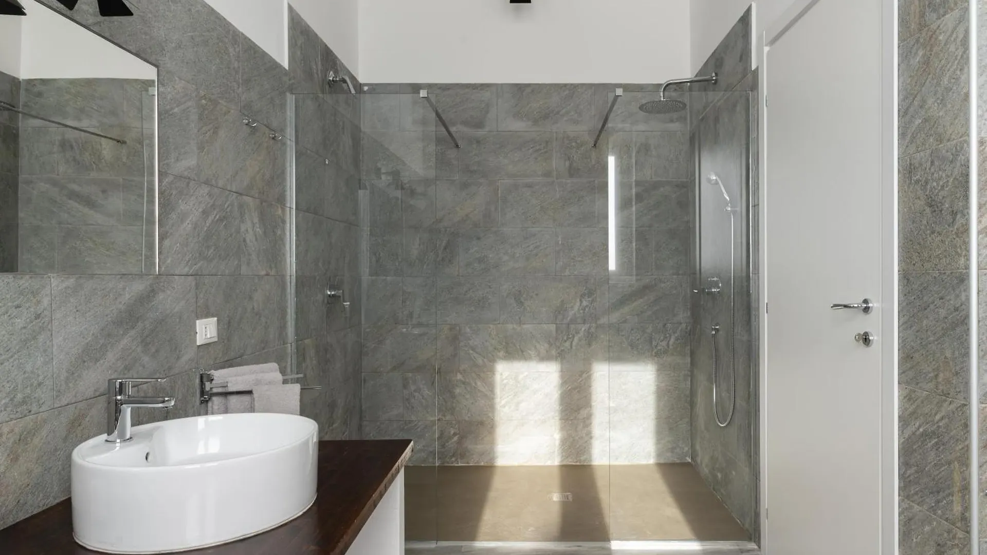Bmore San Babila - Luxury Apartments Near Duomo Milan 0*,
