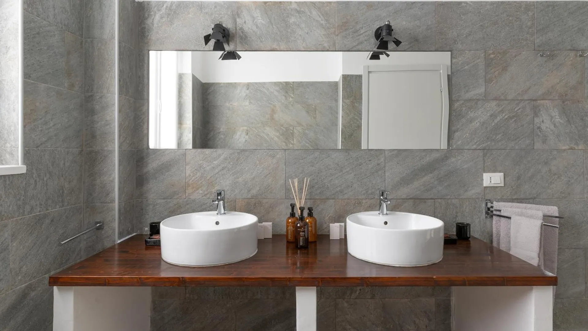 Bmore San Babila - Luxury Apartments Near Duomo Milan Italy
