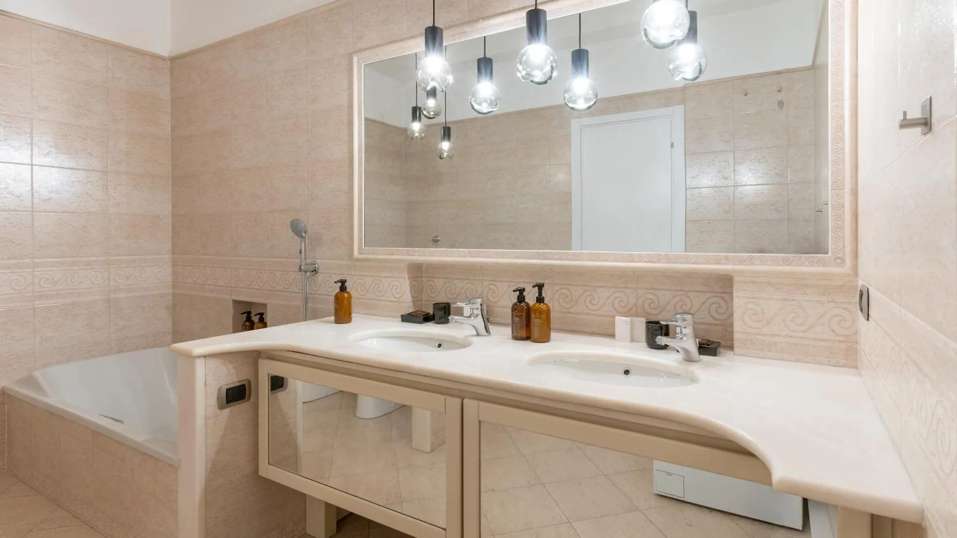 Bmore San Babila - Luxury Apartments Near Duomo Milan