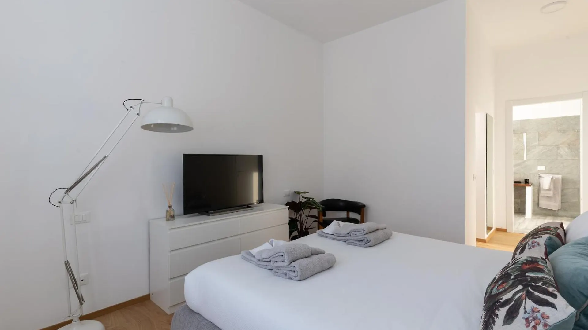 Bmore San Babila - Luxury Apartments Near Duomo Milan 0*,