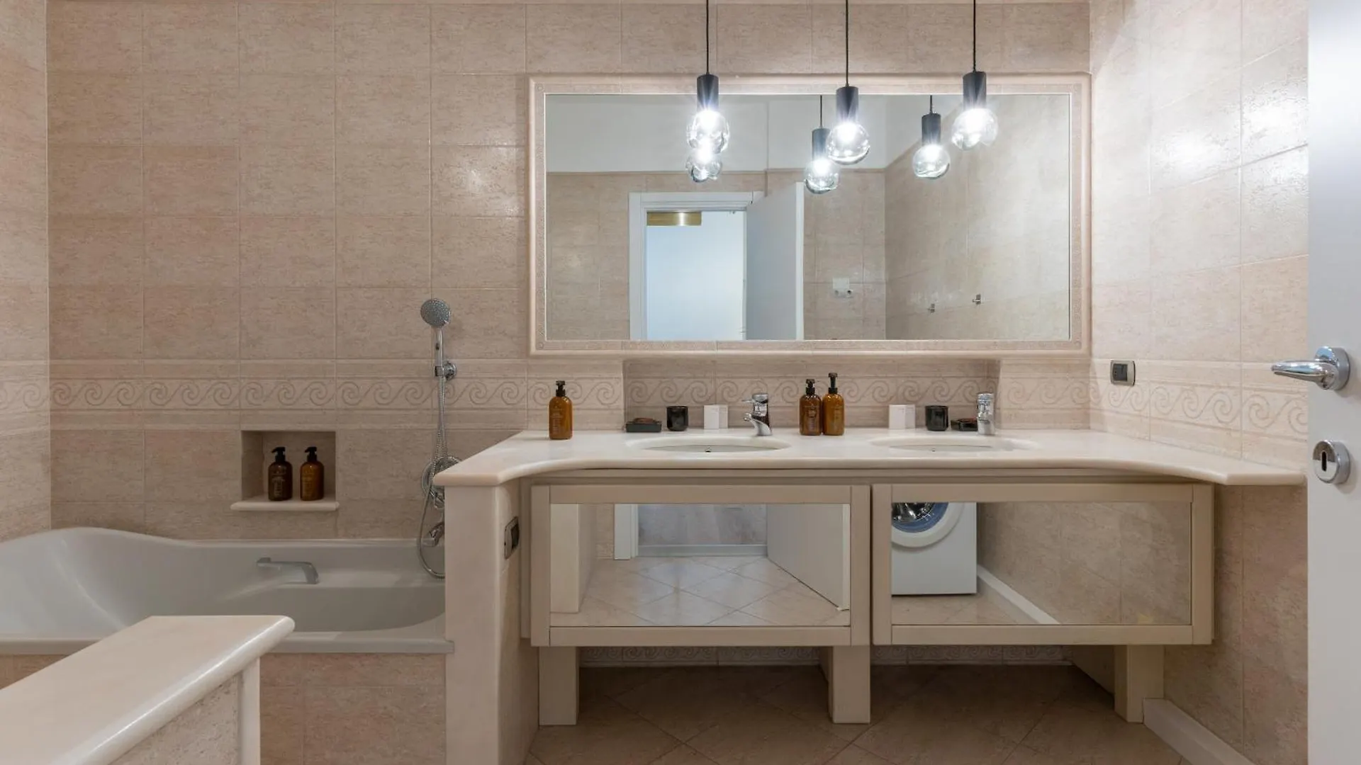 Bmore San Babila - Luxury Apartments Near Duomo Milan