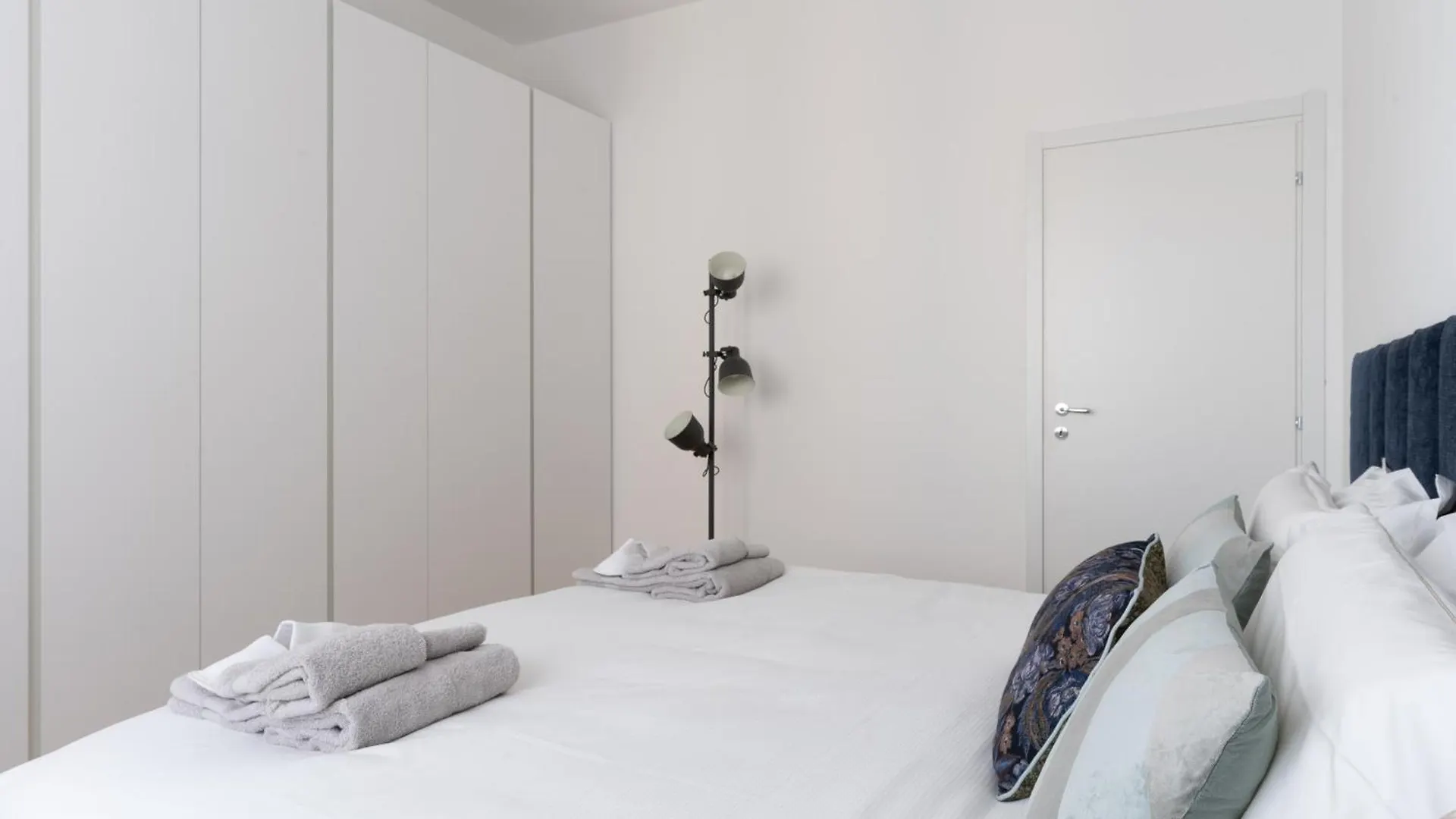 Bmore San Babila - Luxury Apartments Near Duomo Milan 0*,